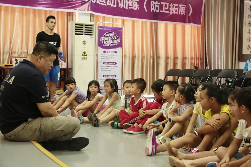 少兒安全防衛專(zhuān)家為金沛教育小學(xué)員進(jìn)行防衛拓展訓練