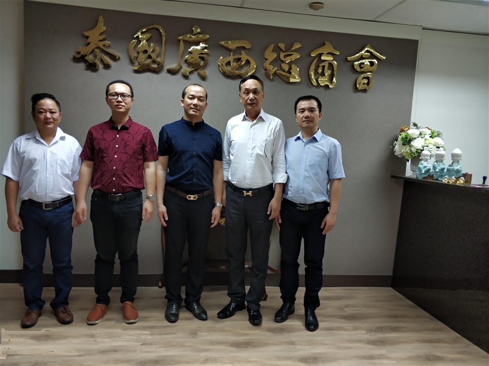 從左往右依次為國際部合伙人林健偉先生（左一），國際部總監吳琪先生（左二），執行董事粟宥朝先生（左三），商會(huì )主席李宇明（右二），國際部合伙人黃文超先生（右一）