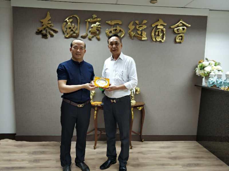  泰國廣西總商會(huì )主席李宇明向粟宥朝先生贈送紀念品