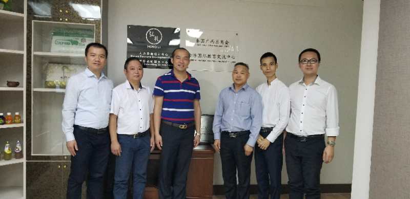 國際部合伙人黃文超（左一），林健偉（左二）國際部總監吳琪（右一）執行董事粟宥朝（左三），泰國廣西總商會(huì )副主席劉漢政（右二），泰國華人青年商會(huì )會(huì )長(cháng)助理黃志乾(右三)