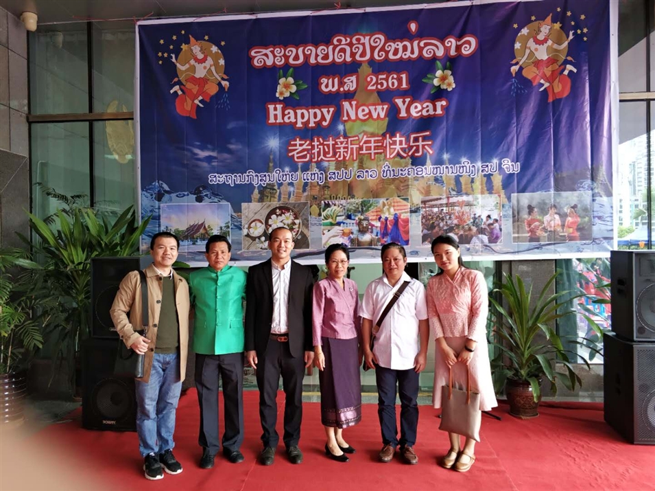 廣西金沛教育代表與老撾駐南寧總領(lǐng)事館與萬(wàn)習·維麗雅彭（右三）共度老撾駐南寧總領(lǐng)事館新年拴線(xiàn)祝福儀式