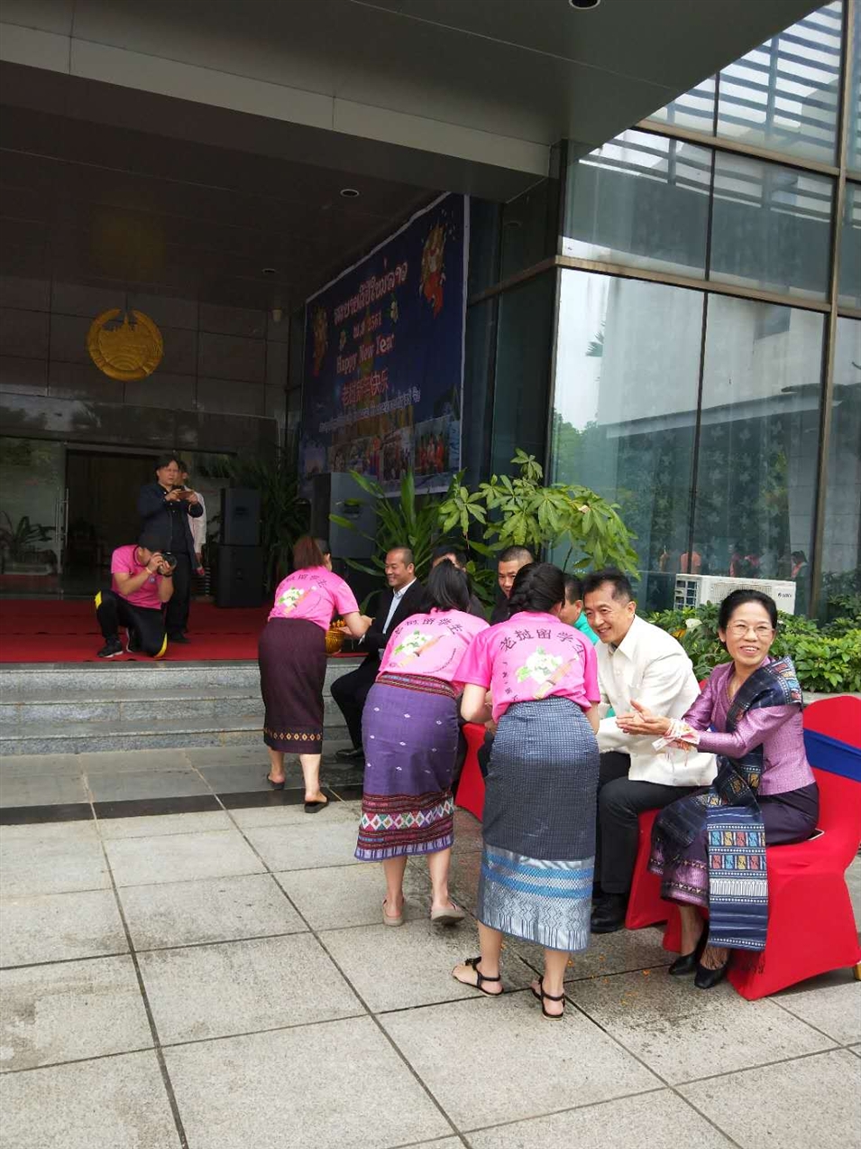 老撾駐廣西留學(xué)生代表將浸有花瓣的香水灑客人的手上，表示對嘉賓的美好祝福（圖二）
