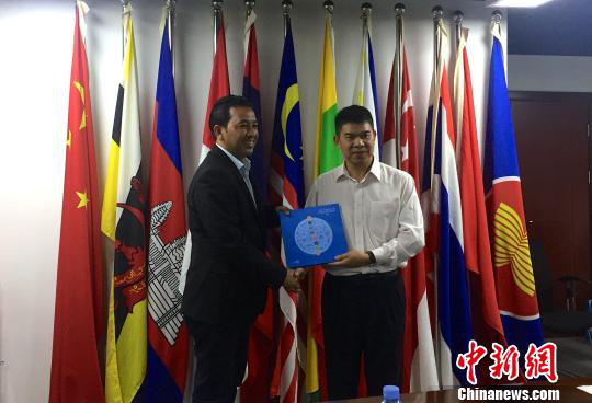 中國—東盟博覽會(huì )秘書(shū)處副秘書(shū)長(cháng)黃平西（右）與柬埔寨新聞部新聞與傳播總司副總司長(cháng)春占皮侖（左）互贈禮物。