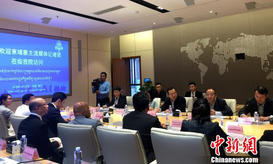 柬埔寨主流媒體采訪(fǎng)團在廣西大學(xué)與師生交流。