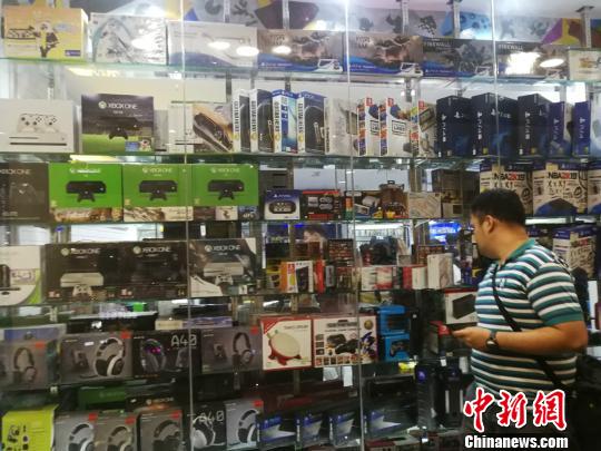 菲律賓統計局(Philippine Statistics Authority)5日發(fā)布10月份全國勞動(dòng)力調查報告顯示，2018年10月就業(yè)不足率降至13.3%，而2017年10月為15.9%。圖為馬尼拉馬卡蒂一商場(chǎng)，貨品充足，青年人消費暢旺。 關(guān)向東 攝