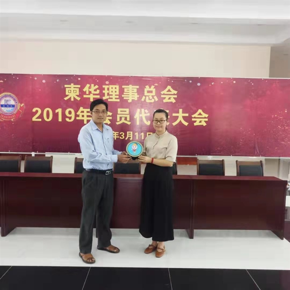 與柬華理事總會(huì )鐘耀輝秘書(shū)長(cháng)合影，并交換了紀念品