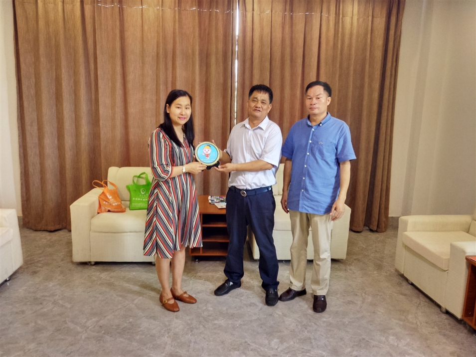 與謝站會(huì )長(cháng)（左二）和鐘獻副會(huì )長(cháng)（右一）合影留念