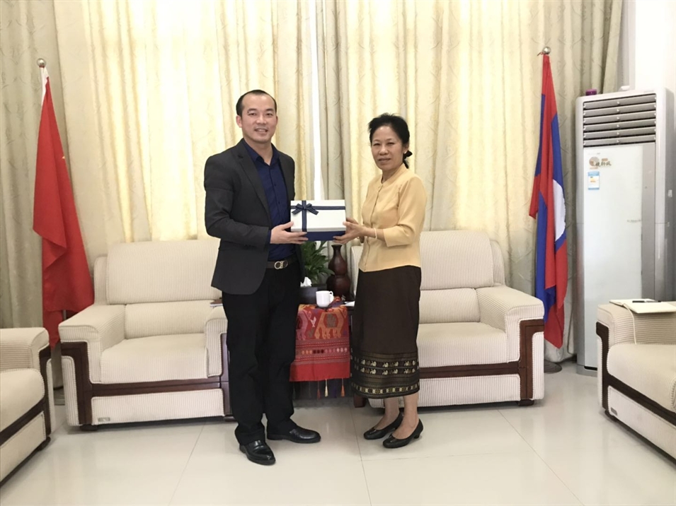 老撾國立大學(xué)中國代表處向老撾人民民主共和國駐南寧總領(lǐng)事館贈送紀念品